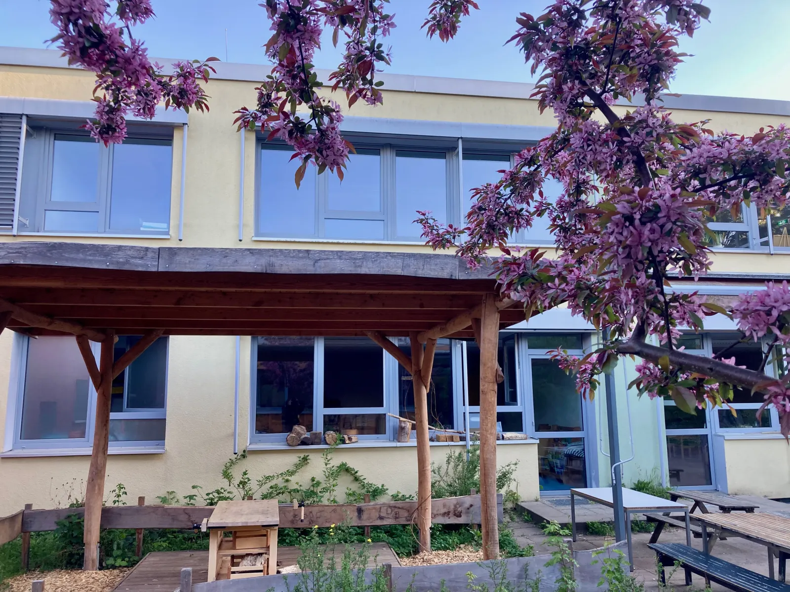 Kinder bei der Freiarbeit